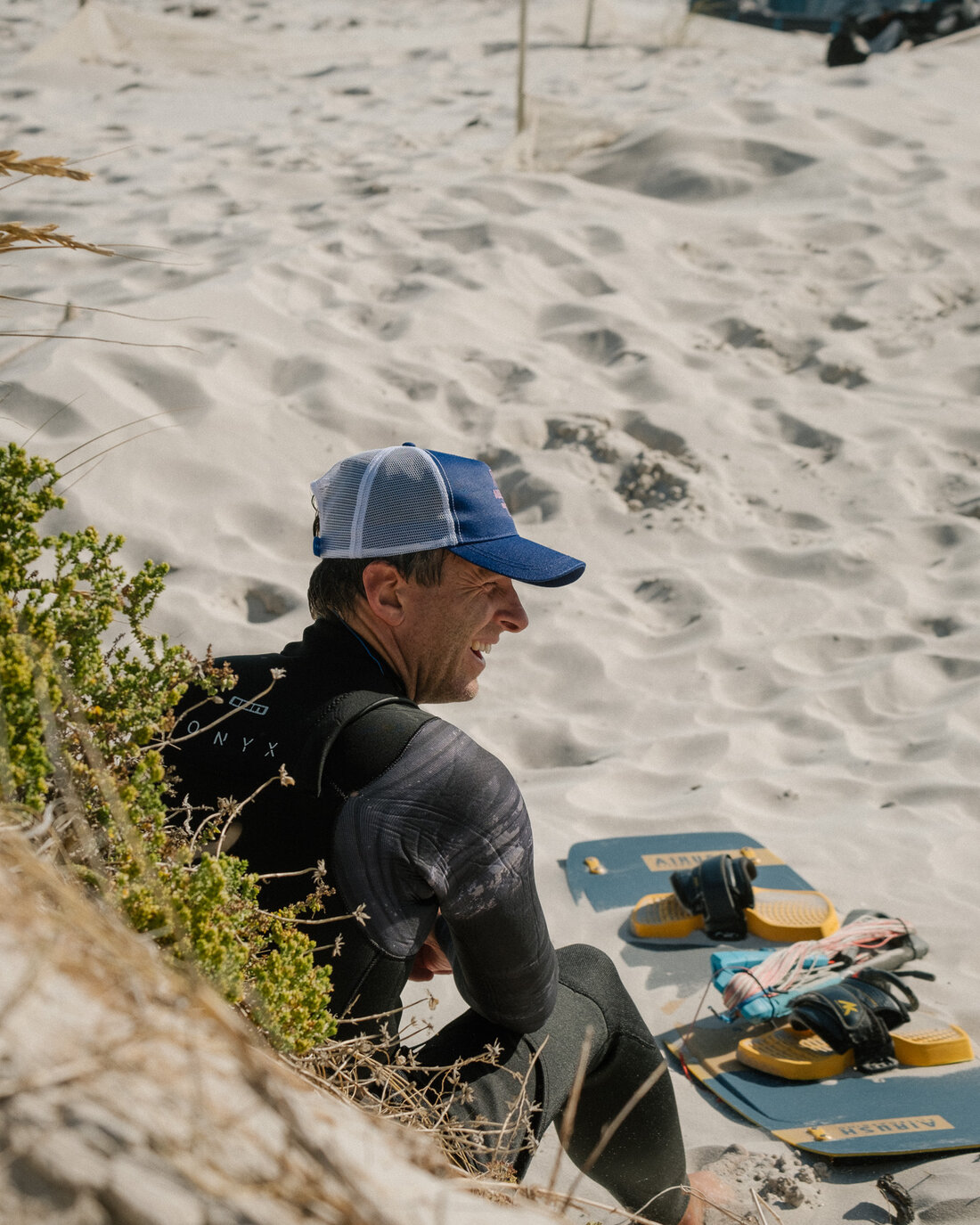 Erik Gibson på stranden med kiteutrustning