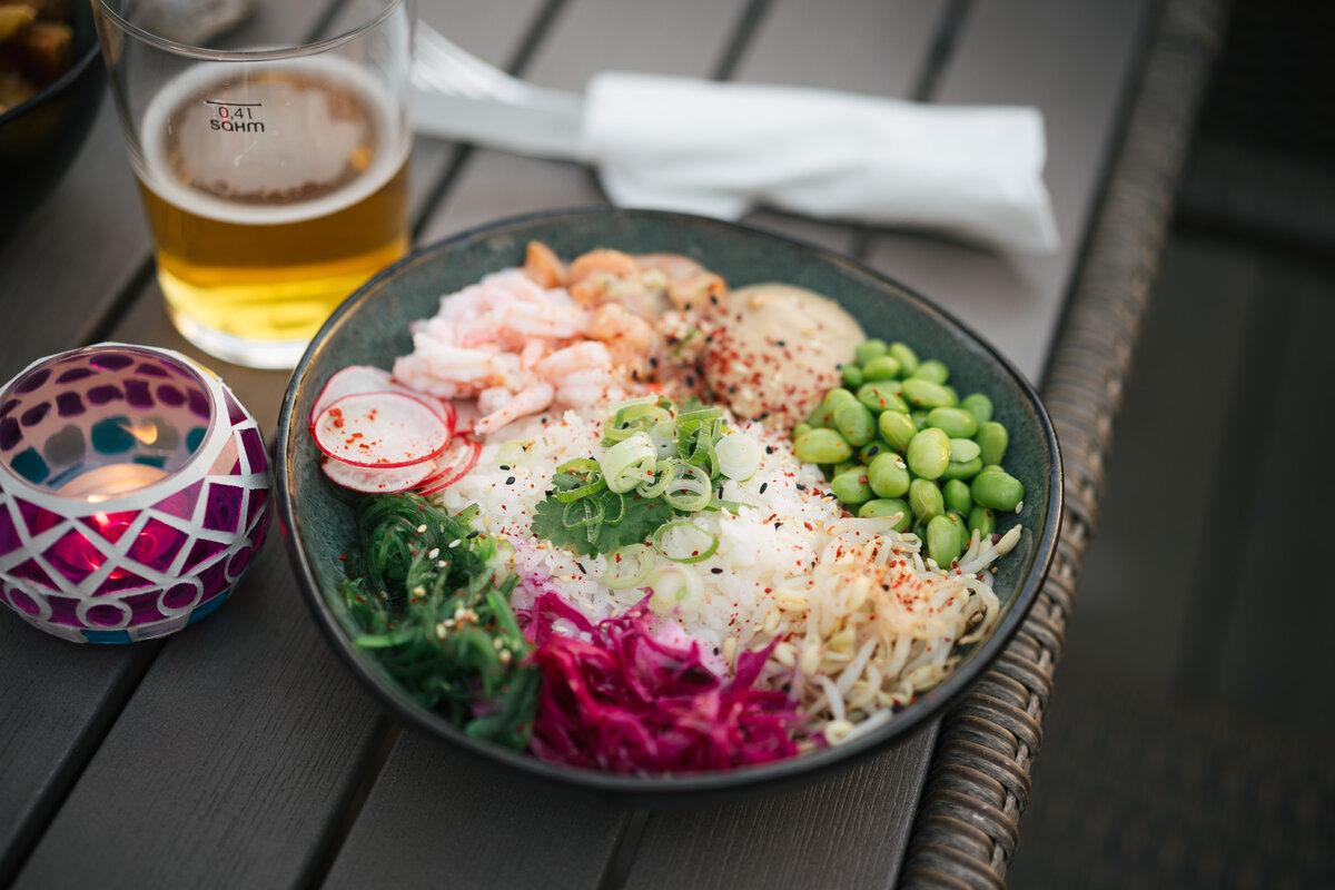 Poke bowl och öl på Waikiki